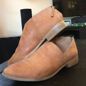 Brown/tan leather ankle shoes/booties with zippers